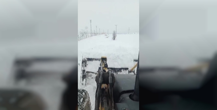 Karla kaplanan mezraya ilaç ulaştırmak için kepçe kullanıldı