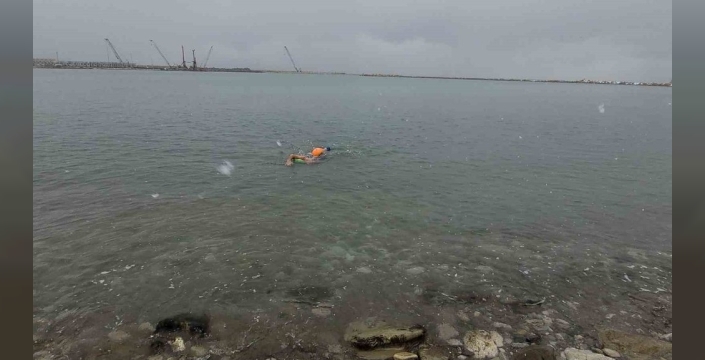 Karla kaplı denizde cesurca yüzdü