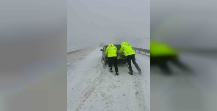 Karla kaplı yollarda mahsur kalan vatandaşlara polis ekipleri yardım etti