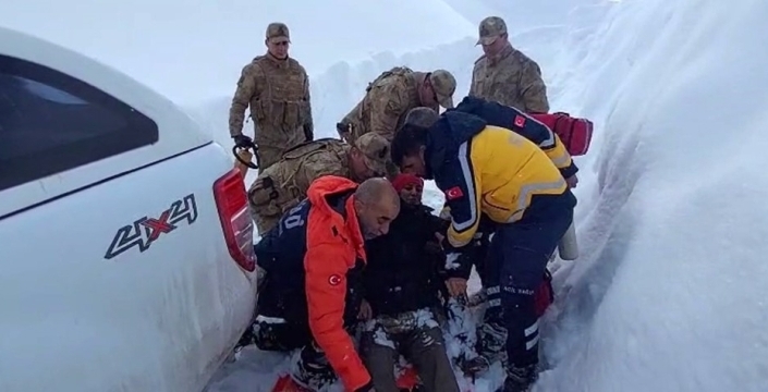 Karla mücadele eden ekipler, 1 kilometre yürüdü: KOAH hastası kurtarıldı!