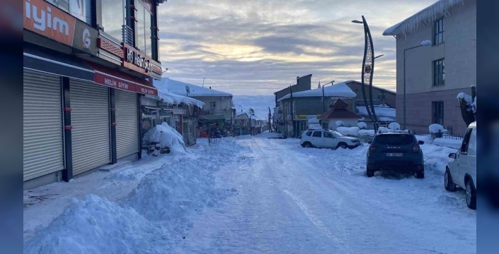 Karlıova'da hayat durdu: Kar kalınlığı 1,5 metre, sıcaklık eksi 20'ye düştü