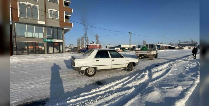 Kars''ta buz kesen hava: Araçlar yolda dondu, sürücüler perişan!