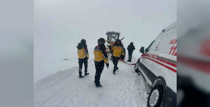 Kars'ta kar esareti: Mahsur kalan ambulanslar özel idare ekipleriyle kurtarıldı!