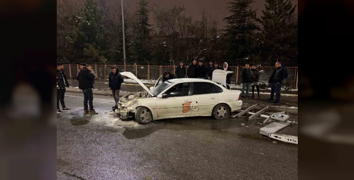 Kayseri'de sürücü refüjden uçtu, otomobil parçalandı ama burnu kanamadan kurtuldu