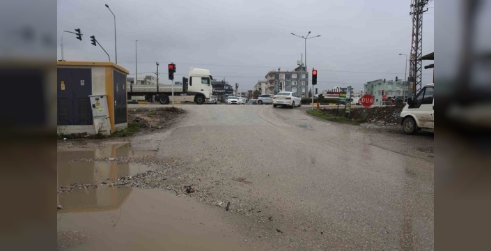Kırmızı ışıkta beklerken yola beton döken mikser sürücüsüne şok ceza!