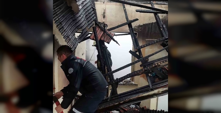 Köyceğiz'de Ev Yangını: Çatıdan Başlayan Alevler Evi Kül Etti, İçindekiler Yok Oldu!