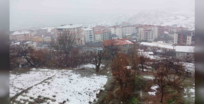 Kulp'ta yağmur kar yağışına dönüştü, hayat zorlaştı