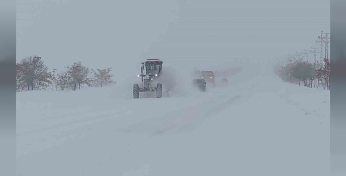 Kurubaş Geçidi, kar yağışının ardından ulaşıma açıldı