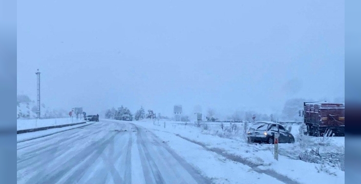 Kütahya beyaza büründü: Karlı yollar ulaşımı felç etti, sürücüler zor anlar yaşadı