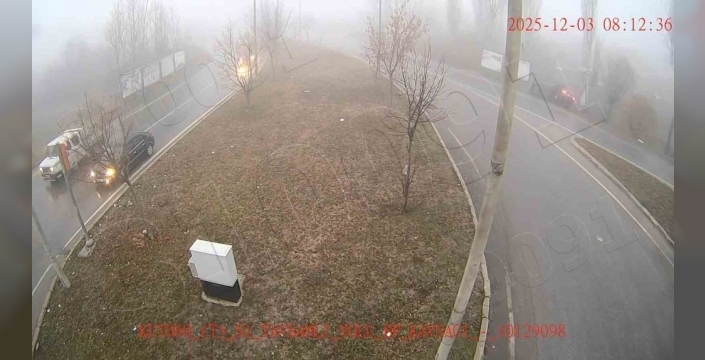 Kütahya'da dikkatsiz sürücüler kamerada: Yayaya çarpma ve şarampole devrilme anları!