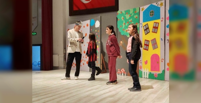 Kütahya'da 'Zamanda aile yolculuğu' tiyatrosu son defa sahnelendi