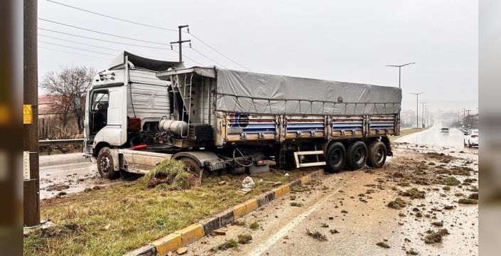 Manisa'da yağışlı havada tır orta refüje çıktı, sürücü şans eseri yara almadı
