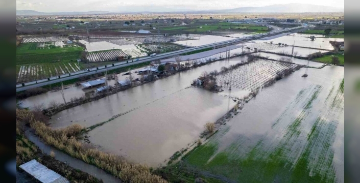 Manisa'yı sel vurdu: Dereye düşen araç ağaçlara sıkıştı, tarım arazileri göle döndü