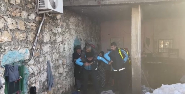 Mardin'de fedakar sağlık personeli, 84 yaşındaki hastayı sırtında taşıdı