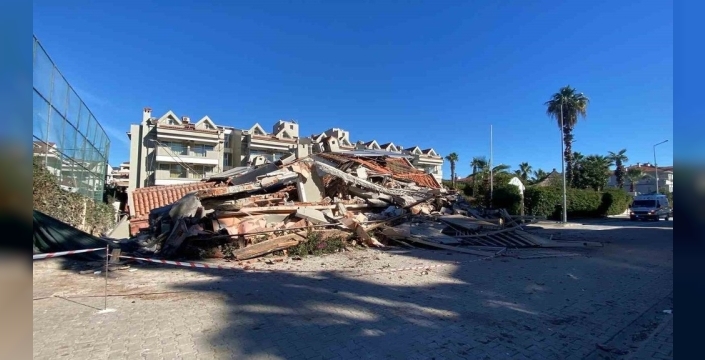 Marmaris'te güçlendirme çalışması yapılan apart otel çöktü