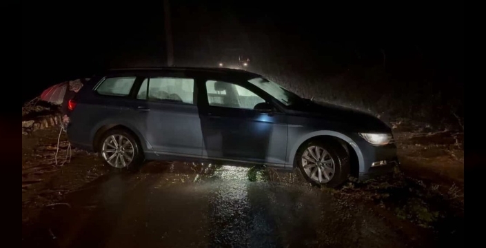 Marmaris'te sağanak yağış sonrası yollar göle döndü, araçlar mahsur kaldı