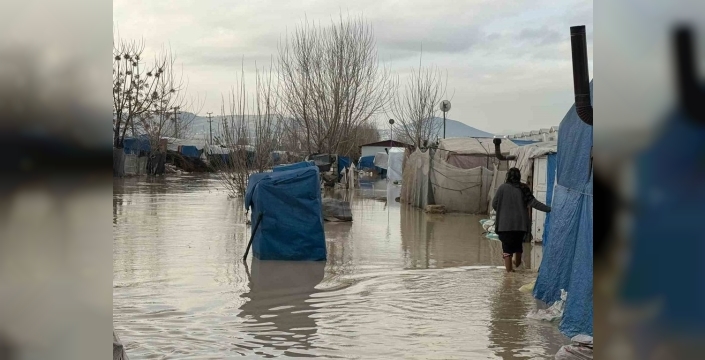 Mersin'de sel dehşeti: Vatandaş kepçeyle böyle kurtarıldı!