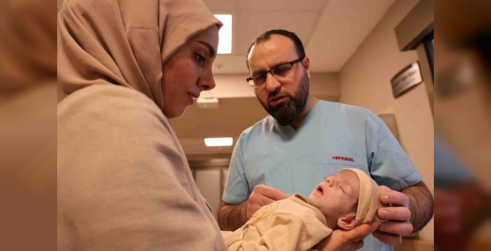 Mide ve bağırsakları dışarıda doğan bebek, iki başarılı ameliyatla sağlığına kavuştu