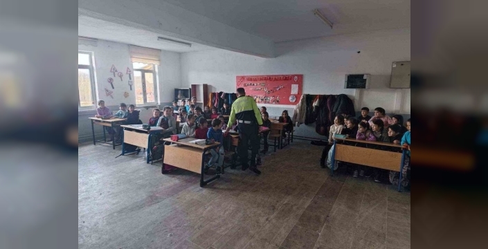 Minik öğrencilere trafik kuralları dersi: Jandarmadan önemli eğitim