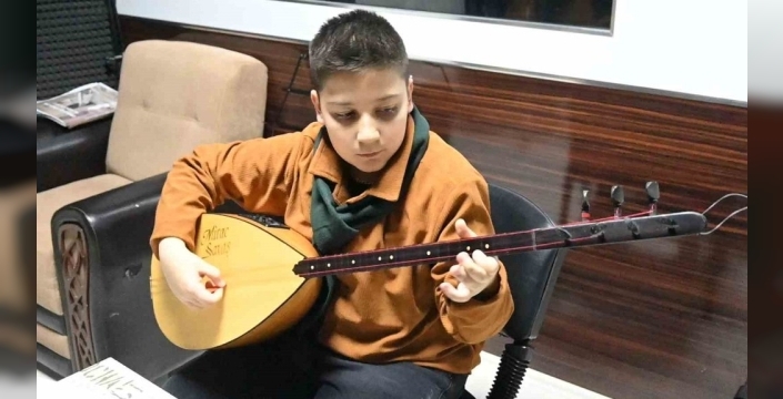 Miraç, annesinin bağlama hayalini gerçeğe dönüştürdü