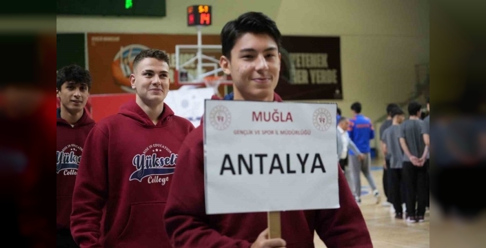 Muğla’da gençler basketbol sahasında mücadele ediyor