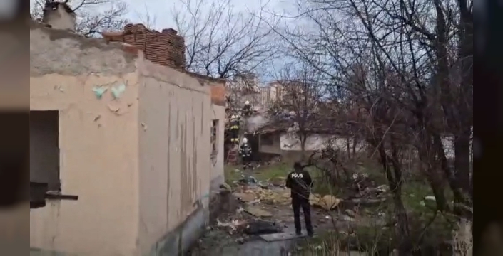 Muhtar, metruk ev yangını sonrası yetkililere isyan etti: 'Eskişehir'e yakışmayan pis görüntüleri kaldırın