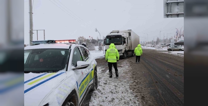 Nevşehir'de kar dehşeti: Yollar kapandı, ulaşım durma noktasına geldi!