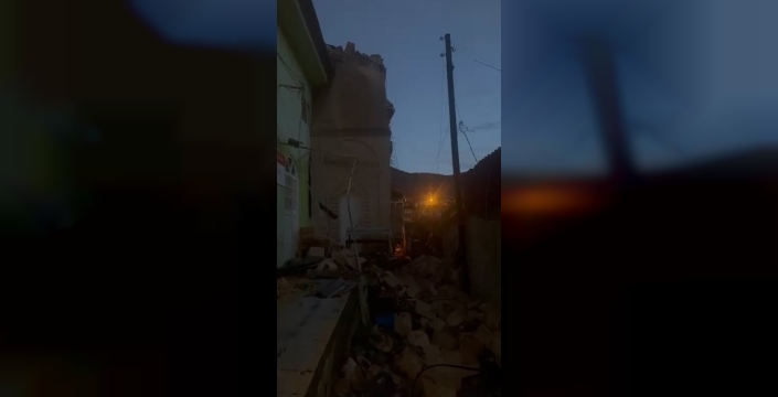 Niğde'de şiddetli rüzgar minareyi yıktı, çatıları uçurdu
