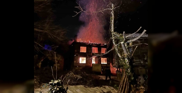 Ordu'da çıkan yangın, müstakil evi küle çevirdi