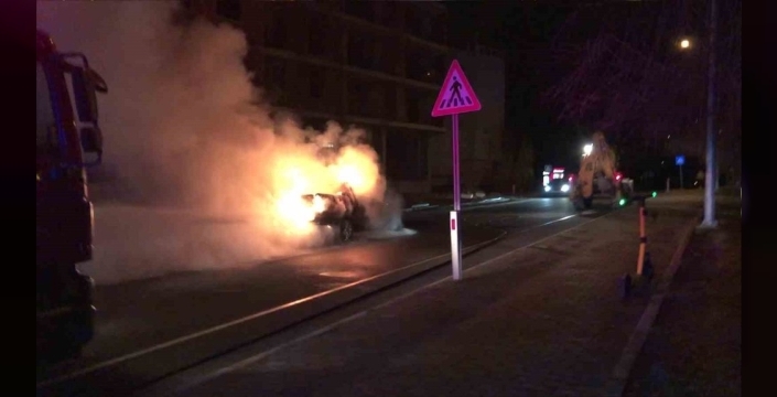 Ordu'da seyir halindeki kamyonet alev alev yandı