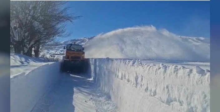 Ovacık'ta kar kalınlığı 2 metreyi buldu: Karla mücadele ekipleri zorlu şartlarda çalışıyor