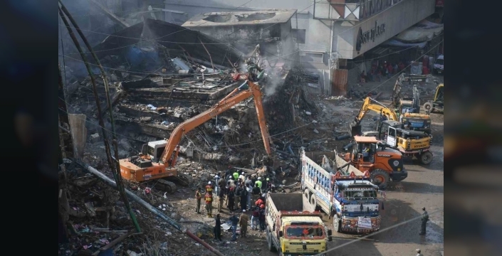 Pakistan'da AVM yangını kabusu: Can kaybı 60'a fırladı, kurtarma çalışmaları dehşet saçıyor