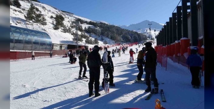 Palandöken'de hafta sonu kayak coşkusu: 2 metreyi aşan kar ve renkli görüntüler