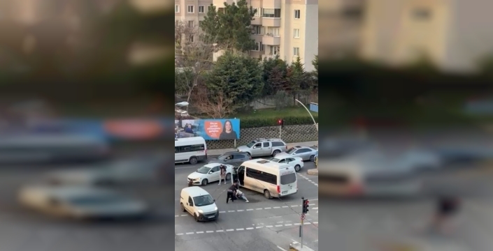 Pendik'te kırmızı ışıkta yol verme kavgası kamerada
