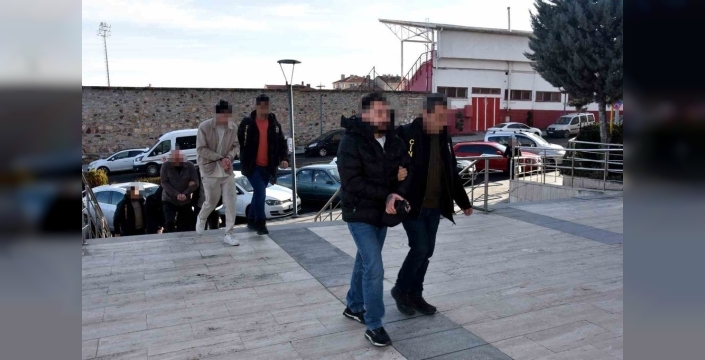Polis ve savcı gibi davranıp yaşlıları dolandıran 6 kişi tutuklandı!