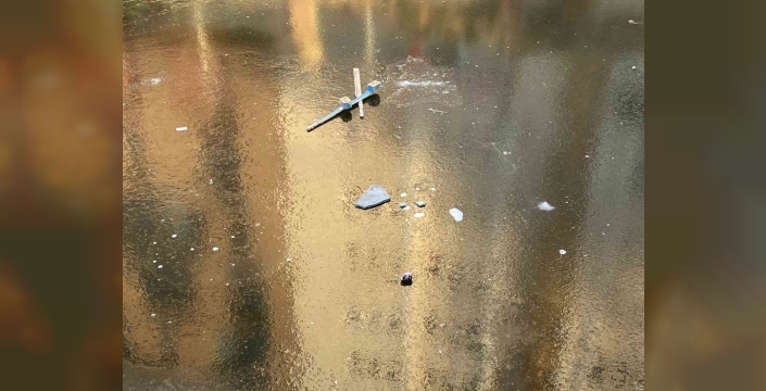 Porsuk Çayı'nın buzlu yüzeyi çöple kaplandı, şehrin simgesi kirlilikle boğuşuyor