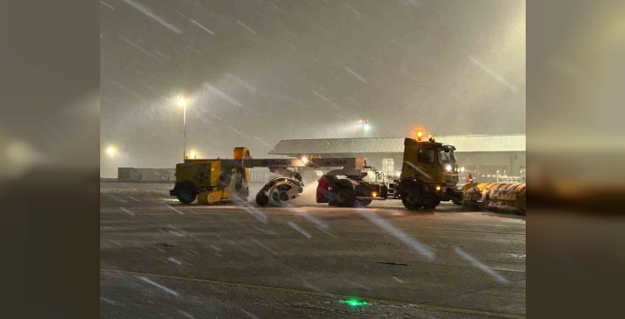 Sabiha Gökçen'de kar yağışına karşı gece gündüz mücadele