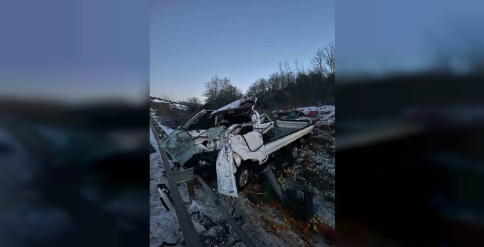 Sakarya'da kontrolden çıkan kamyonet takla attı: Baba ve oğlu yaralı