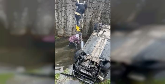 Sakarya'da su kanalına uçan otomobilin sürücüsü yaralandı: Tehlikeli anlar kamerada