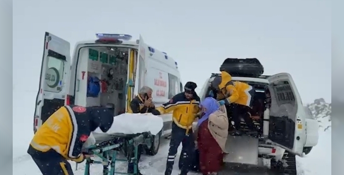 Şanlıurfa'da kar fırtınasına rağmen paletli ambulanslar hayat kurtardı