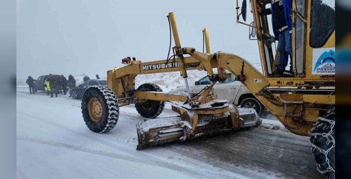 Şanlıurfa'da karla mücadele çalışmaları devam ediyor