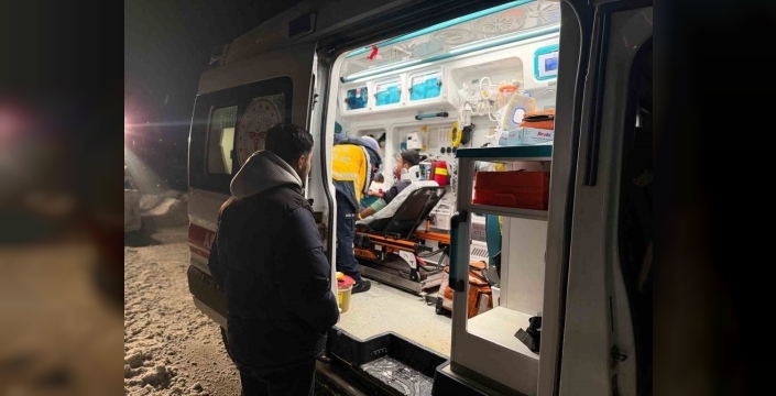 Sason'da kar altında mahsur kalan hasta, ekiplerin gece gündüz mücadelesiyle kurtarıldı