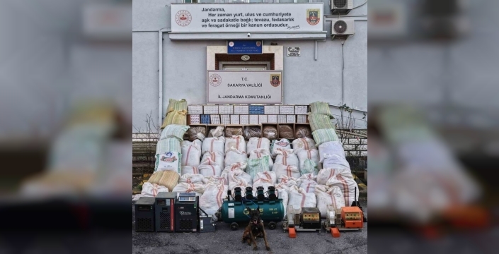 Serdivan'da nefes kesen operasyon: Tonlarca tütün ve makaron ele geçirildi, 4 kişi gözaltında!
