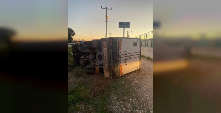 Serik'te kamyonet şarampole devrildi, sürücü ağır yaralandı