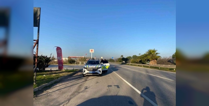 Serik'teki trafik kazasında araç bariyerde asılı kaldı, şans eseri yaralanan olmadı