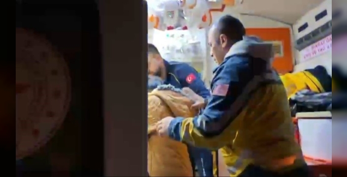 Siirt'te dramatik kurtarma: Sobadan yaralanan çocuk, iş makinesiyle ulaşılamaz köyden alındı