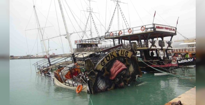 Silifke'de fırtına balık çiftliğini vurdu, kıyılar balıkla doldu