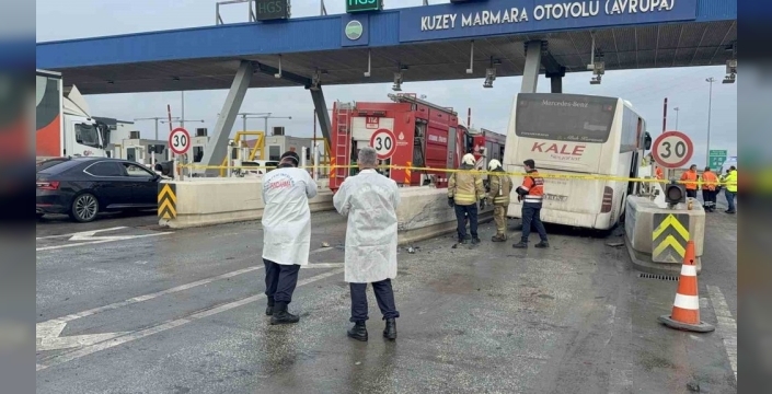 Silivri'de otoyolda feci kaza: Otobüs ve otomobil gişelerde sıkıştı, yaralılar var