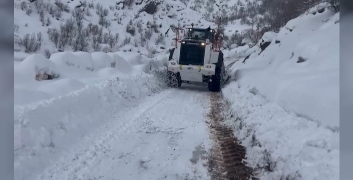 Şırnak'ta kar mücadelesi: Ekipler çığ riskine rağmen gece gündüz çalışıyor