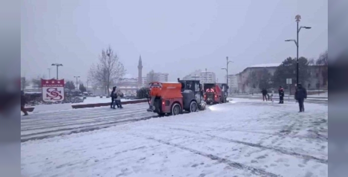 Sivas beyaza büründü: Sarı kod uyarısı sonrası yoğun kar yağışı okulları tatil ettirdi
